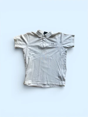 Vit pikétröja från Peak Performance - Klassisk’ vit pikétröja från Peak inslag av broderad logga på br security. Tröjan har krage, kn outrad gym anchor och korta ärmar. Perfekt för en clean och sport sopad look be. Gjord i mjuk bomull för maximal komfort.
