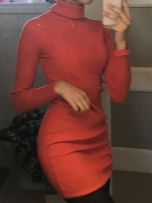 Röd ribbad poloklänning - Tajt röd poloklänning som inte kommer till användning längre men älskar !
