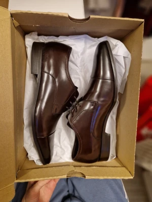 Oanvända Läderskor Storlek 44  - Helt nya i premium läder. Ordpris 2500kr Innermått 28.5 cm. Läder innnersula. Endast provade inomhus. Sista pris 1500 kr. Finns att hämta i Storvreta men kan även skickas mot porto