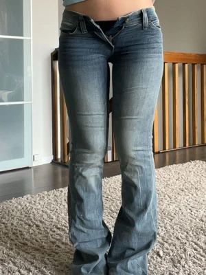 Bl mobiljeans med 布ootcut - Säljer ett par blå bootcut jeans med super låg midja 