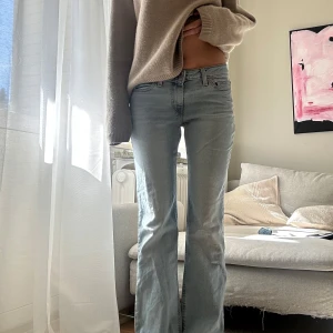 Levis  ljusblå bootcut jeans - Säljer ett par klassiska Levis jeans i ljusblå tvätt. Modellen har låg midja och bootcut-ben. Deras populära modell low boot  storlek 28 32 obs sömnen längs med är ned sprättad syns inte på bilderna 