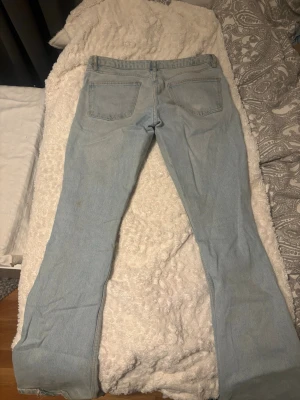 Ljusblå bootcut jeans - Säljer dessa skitsnygga ljusblå bootcut jeans från zara då dem ej passar mig längre, de är lågmidjade och långa. Bara att skriva för fler frågor!🥰