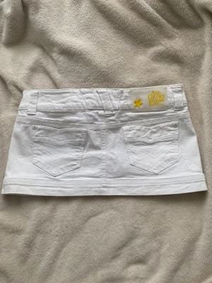 Vit kort jeanskjol med fickor - Vit minikjol🤍 har inga mått just nu men passar xs/xxs står storlek 34