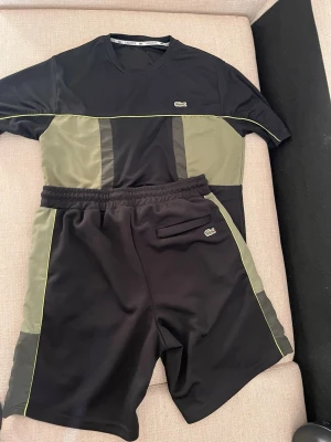Lacoste Tracksuit - Säljer en fet tracksuit från lacoste som är perfekt för sommaren, den är använd endast fåtal gånger förra sommaren och har ej några skador, man kan stryka de och då syns de inga tecken på användning. Tracksuiten är ganska sällsynt. Ordinarie pris: 2099kr i 2024. Mitt pris: 1199kr