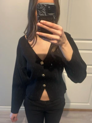 Tröja med guld detalj - En super fin tröja med guld knappar, använt max 2 ggr! Från Gina Tricot 14 +