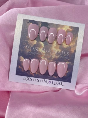 BabyPink (L);Short Almond - Handgjorda press-on naglar i en mjuk rosa nyans. Naglarna har en mandelform och kommer i storlek L: 17 mm, 12,5 mm, 13 mm, 12 mm, 10 mm . Perfekt för dig som vill ha snygga och trendiga naglar utan att gå till salong.