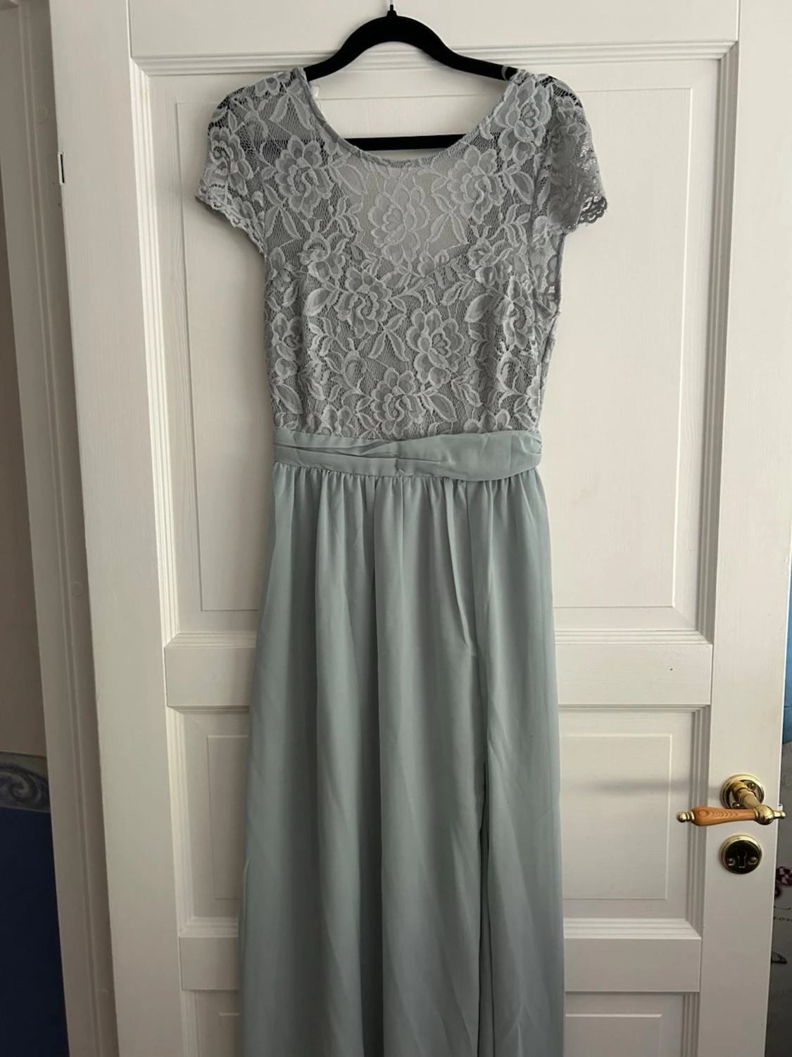 Ljusblå långklänning med spets