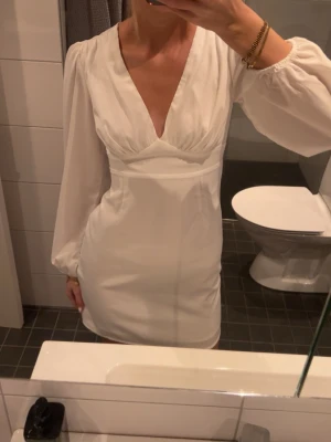 Vit klänning Nelly - Vit klänning från Nelly, storlek 34