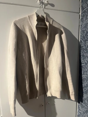 Blazer från Bläck - Hej! Nu säljer jag en blazer från Bläck i toppskick perfekt för varmare vårdagar. Har inte varit så mycket till användning på senaste. Hör av dig vid någon fundering 😊