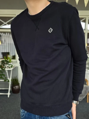 Morris Tröja - Supersnygg mörkblå Morriströja i storlek Medium. Mycket bra skick, inga defekter osv. Perfekt nu inför våren. Skriv om du undrar något. ✨️