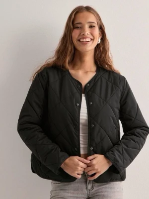 Svart quiltad pufferjacka - Svart pufferjacka med quiltat mönster och rund halsringning. Jackan har knappar och är helt perfekta för våren🙏🏻💘