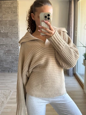 Beige stickad tröja med krage - En oversized beige stickad tröja med bred krage och v-ringning. Använd fåtal gånger💕