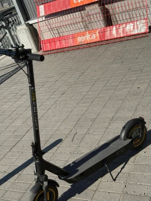 Elsparkcykel E-Wheels MAX V2 grå - Tja {nypris 11.500} Bra skick och fungerar som den ska. Long range-modell med stark motor och bra räckvidd. På cirka 70km Går 40 km/h men man kan välja på appen o spärra den till vilken mindre hastighet man vill och är stabil och skön att köra  har gått 300 km totalt ock på en fullladdning så kommer Batterit upp till 54 volt   Perfekt för pendling eller fritid. Hopfällbar och lätt att ta med.  Säljes p.g.a. uppgradering.   !! Skriv till mig vid intresse kan ej frakta bara upphämtning i Sthlm !!