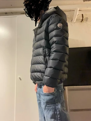 Colmar jacka - Säljer denna snygga mörkblå vinterjacka från colmar i storlek 16y 172cm, jätte varm och bekväm i vintertider. Säljer den För att den börjar bli för liten för mig och ja vill testa nå nytt. Det är två skador på jackan, ett litet hål på  ryggen och ett lite större vid midjan och en liten bit borta från colmar märket på armen men annars är den i topp skick. Jag är ca 170cm lång så du kan se hur den passar på mig Nypris ca 5 000kr. Pris kan diskuteras