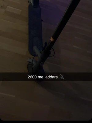 Elsparkcykel svart med laddare - Säljer elsparkcykel .Laddare ingår.