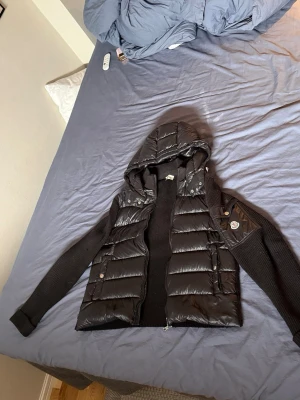 Moncler cardigan - En skön och stilig moncler cardigan. Håller värme men ändå inte för varm, passar till det mesta och är väldigt clean.