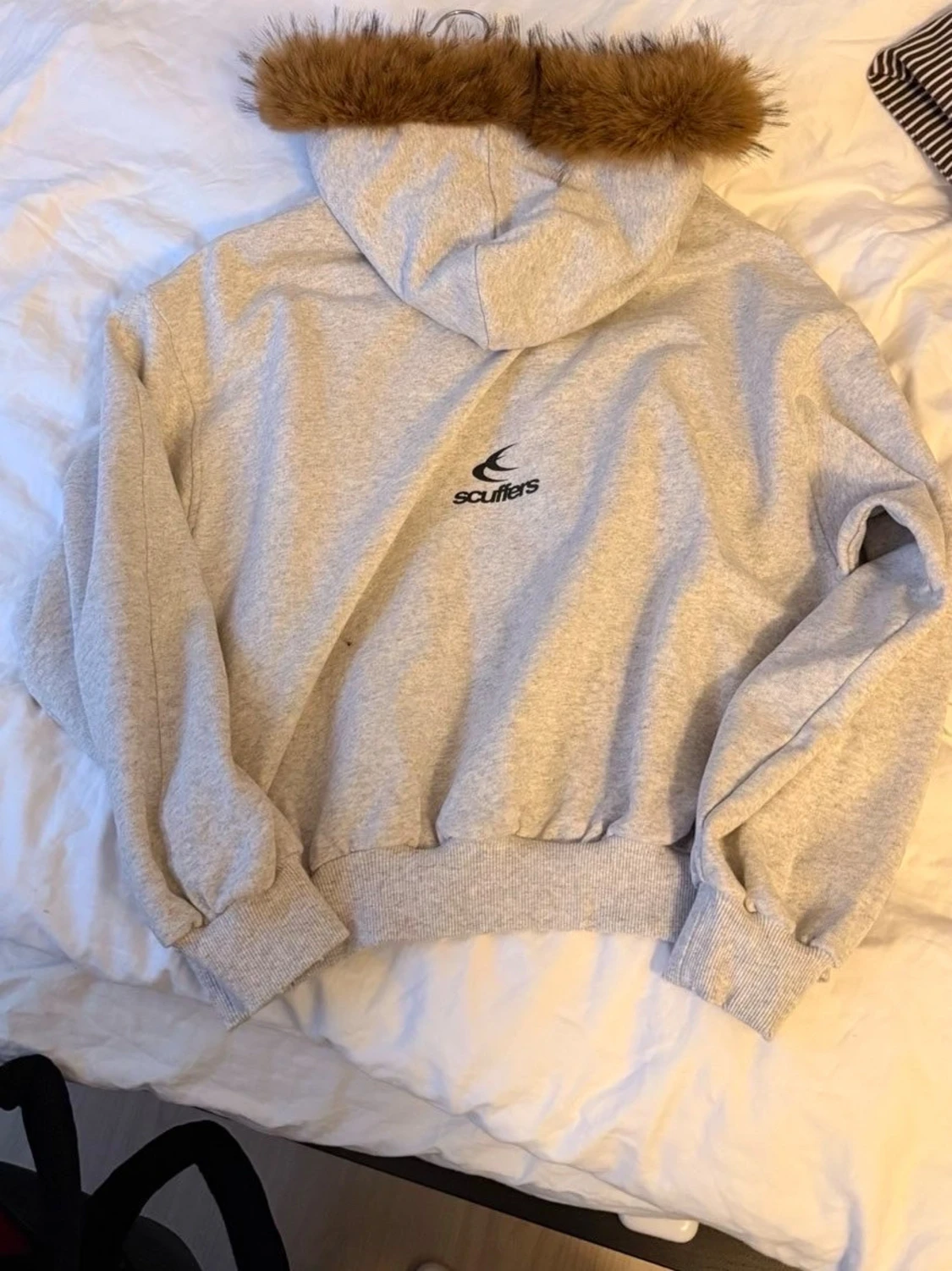 Grå hoodie med fuskpäls från Scuffers - 1
