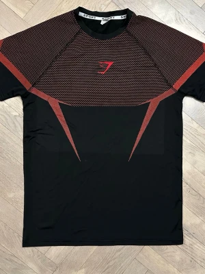 Gymshark Onyx V5 - Säljer nu en riktigt snygg Gymshark Onyx V5 i storlek M. Hör av dig vid intresse eller för att diskutera priset.