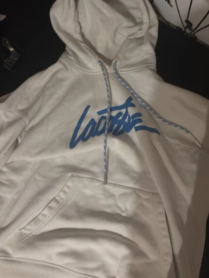 Lacoste hoodie - Riktigt skön Lacoste hoodie som ej säljs längre. Storlek M men skulle passa S. Knappt använd