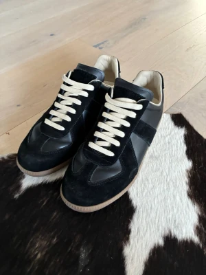 Maison margiela svary - Svarta Maison margiela gats , storlek 43 true to size, som man ser på bilderna är dem i väldigt bra skick och därför är priset som byxor är! , men  kan gå ner lite i pris vid snabb affär !🤗🤗 hör av dig vid fundering🔥Lådan finns kvar men har den inte framme bara skriva så skicka