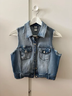Blå jeansväst - En blå jeansväst från Gina tricot. Jätte liten så kanske en xxs/xs💙