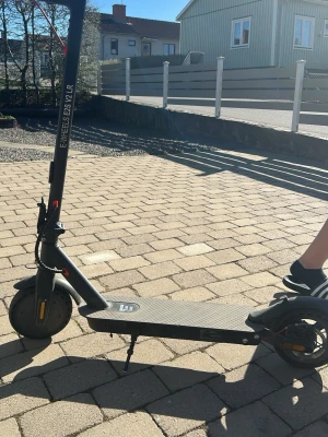 Elscooter E-Wheels E2S V2 Svart - Säljer en svart elscooter av modellen E-Wheels E2S V2. Scootern har robust ram i metall, bred ståplatta och stora hjul för smidig körning. Utrustad med handtag, display och reflexer. Perfekt för att ta sig fram snabbt i stan.