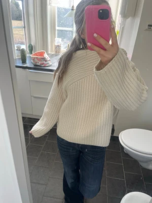 vit stickad tröja - stilren och fin tröja från Zara. passar till vardags och går enkelt att klä upp! 💓🌟