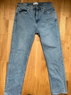 Ljusblå raka jeans från Arket - Säljer ett par blåa Jack & Jones jeans i modellen Chris (relaxed fit). Storlek 29/32.   Jeansen är i nyskick – knappt använda då de inte riktigt kom till användning. Inga slitningar eller defekter.   Pris: 150 kr!  *Hör av dig vid frågor eller intresse!