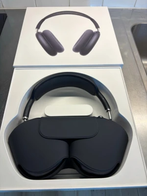 Apple AirPods Max  - Apple AirPods Max over-ear hörlurar i svart färg. Levereras i originalförpackning med öronkuddar och fodral som syns på bilderna. Hörlurarna är Använda 2 ggr för att testa dom då jag fick dom som en present. Säljer för jag använder mina andra vanliga AirPods mer. Allt  som ska vara med i original box är med och inga tecken på användning finns. Bara skriva vid frågor