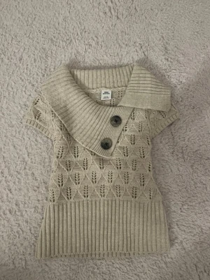 Beige stickad topp med krage och knappar - Snygg beige stickad topp