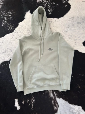 Mads Nørgaard hoodie  - Säljer min brors hoodie från Mads Nørgaard. Köpt för länge sen men använd få gånger. Bra skick och inga defekter förekommer. Färgen är mintgrön/ljusgrön. Storlek S men passar M/L också. Hör av er för funderingar 
