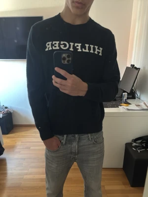 Mörkblå Tommy hilfiger stickad tröja - En stickad Tommy hilfiger tröja väldigt bekväm 