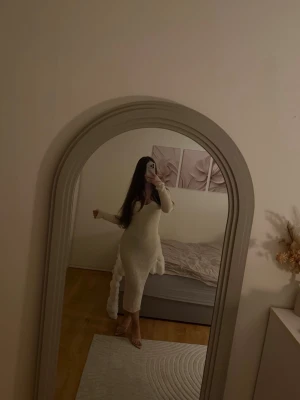 Beige ribbad långärmad klänning H&M - Beige ribbad klänning från H&M 🤍 Med fin urringning som ger en feminin och snygg passform ✨  Använd endast en gång så den är i nyskick 💫 Inga fläckar, inget slitage och ingen slits 🚫  Inte genomskinlig 👍 På bilden syns bara fel underkläder i färg, inget som påverkar klänningen 🤎  Perfekt för både vardag och lite finare tillfällen 🌸 Sitter snyggt och bekvämt på kroppen ✨  Säljes pga garderobsrensning 🛍️