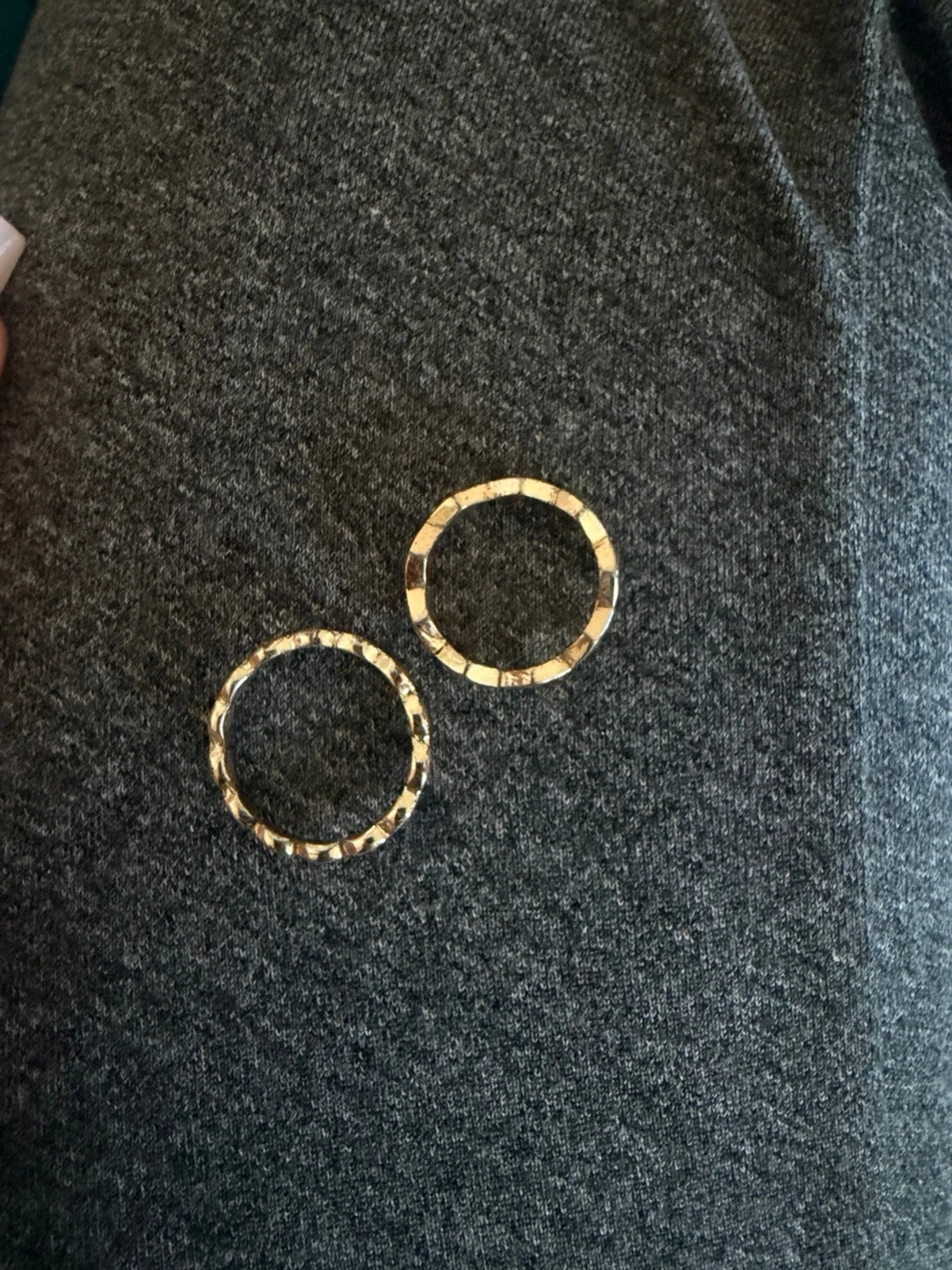 Två guldiga ringar med mönster - 1