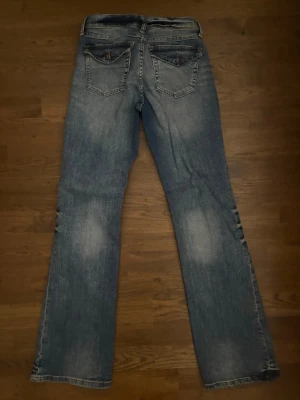 Lågmidjade utsvängda jeans  - Utsvängda lågmidjade jeans från H&M i storlek 34 