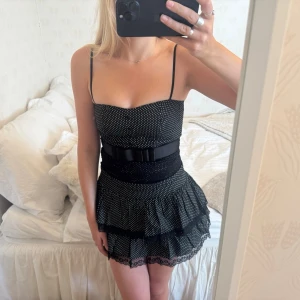 Prickig klänning - Sååå vacker!!!!! Den mest otroliga klänning🎀🎀 storlek 36, passar xs-s! Klänningen har egentligen 3 volanger (se sista bilden) men går att vika upp eller alternativt klippa nedersta volangen för att få den kortare🥰