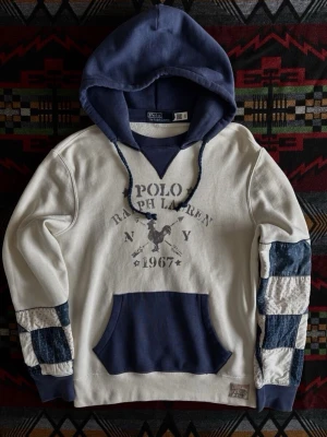 Ralph Lauren hoodie  - Sjukt snygg Ralph Lauren hoodie i storlek S, nästintill aldrig använd. Just denna hoodien är extremt ovanlig! Skriv vid frågor :)
