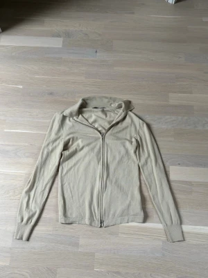 Stickad zip tröja - Riktigt schysst stickad zip tröja från J.lindeberg. Storleken är S och är i materialet Merino ull. Kontakta mig vid fler frågor!