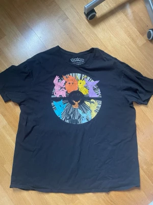 T shirt Pokémon  - Svart t shirt med alla Eevee’s evolutioner. Storlek 2XL. Köpt på Target i USA. Säljer för den knappt används längre. 