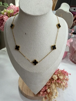 18k guldpläterat klöver halsband  - Ett elegant halsband i rostfritt stål, 18k guldpläterat, med fem klöver (13 mm). Passar perfekt till både vardag och fest – och är en fin presentidé
