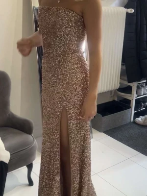 Balklänning Dressroom - Säljer nu min fina balklänning från dressroom linne!! Insydd efter mina mått och är en s/m! Kan gå ner i pris vid snabb affär!