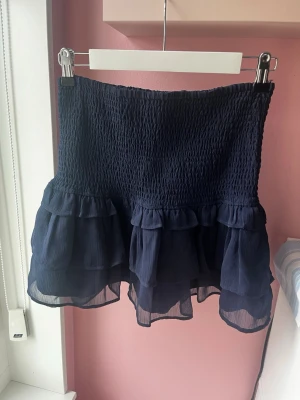 Mörkblå volangkjol med resår - Supersöt mörkblå kjol med volanger och smock i midjan. Aldrig använd💓💓💓