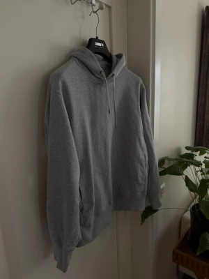 UNIQLO HOODIE - Skön använd hoodie från UNIQLO | Storlek M | Väldigt stilren | Har en liten fläck som inte märks av, därav priset | Kontakta vid frågor eller intresse | Kan gå ned i pris vid snabbaffär