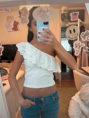 Vit off shoulder topp - Fest och sommar topp från Zara, inga defekter storlek 164, pris kan diskuteras!