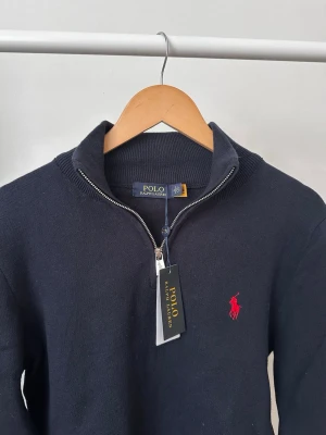 Mörkblå halvzip från Polo Ralph Lauren - Mörkblå stickad tröja från Polo Ralph Lauren med halvzip 