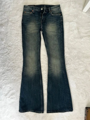 Low flared jeans  - Low flared jeans från weekday                                       Storlek 27/34. Helt nya !