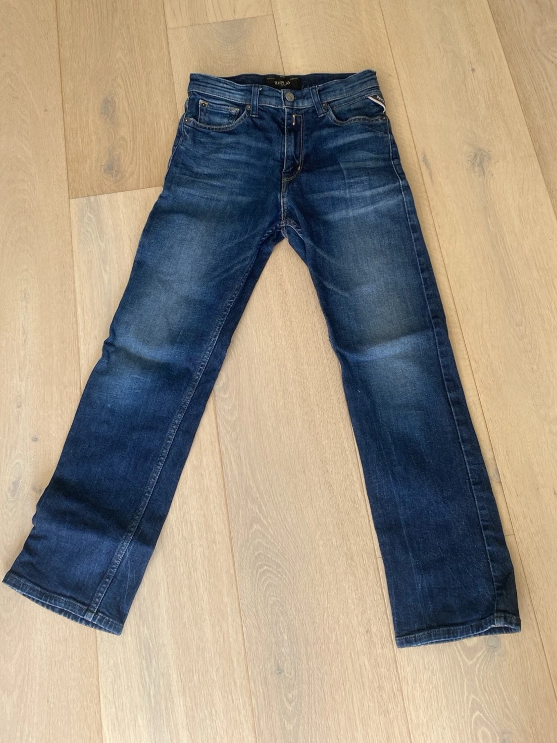 Mörkblå raka jeans från Replay