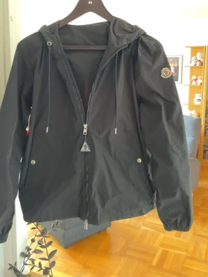 Moncler windbreaker   - Tjena säljer min Moncler windbreaker i size 3/M/L då den inte kommer till användning längre. Vid några funderingar är det bara att höra av sig 