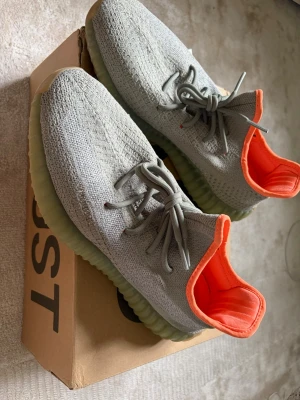 Yeezy Boost 350 V2 Desert Sage - Snygga Yeezy Boost 350 V2 Desert Sage, inte en enda fläck eller defekt på hela ovansidan av skon, utan bara smutsigt från väglag på undersidan, har tagit jättebra hand om de, samt använts väldigt få gånger utomhus annars bara legat i garderoben, de är också supersköna att ha på sig. Pris är aldrig hugget i sten.