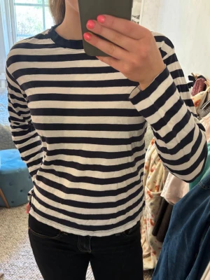 Randig långärmad tröja - Randig långärmad tröja från Monki! Mycket bra skick! Xxs men skulle säga passar även xs-s!